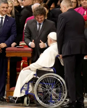 Fotos: gestos, un abrazo y todas las reacciones del encuentro entre Javier Milei y el papa Francisco