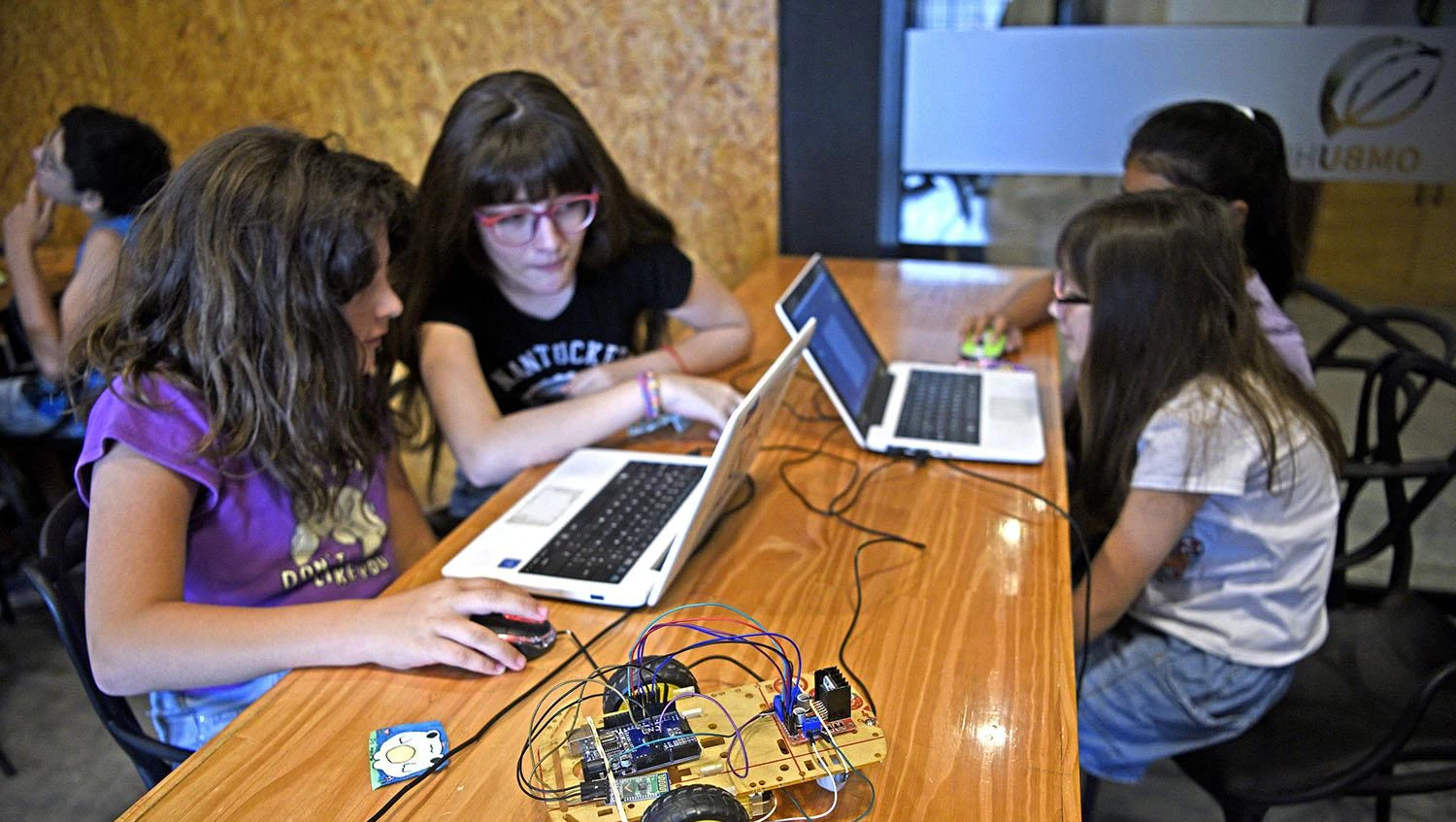 En las colonias tecnológicas aprenden robótica y programación este verano