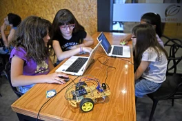 En las colonias tecnológicas aprenden robótica y programación este verano