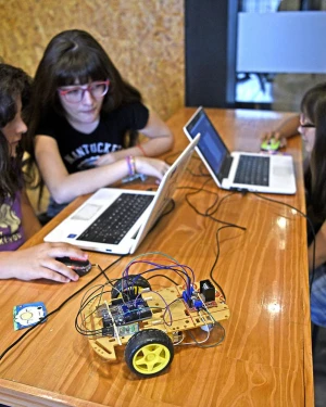 En las colonias tecnológicas aprenden robótica y programación este verano