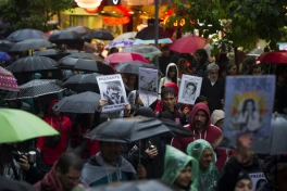 Bajo la lluvia, marcharon en Tucumán por el Día de la Memoria