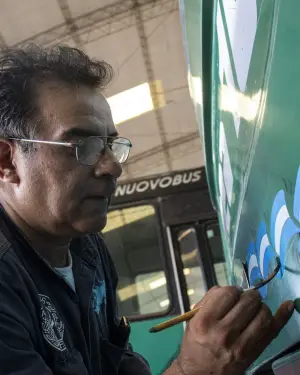 Con un pincel y mucha destreza, hizo del fileteado una forma de vida