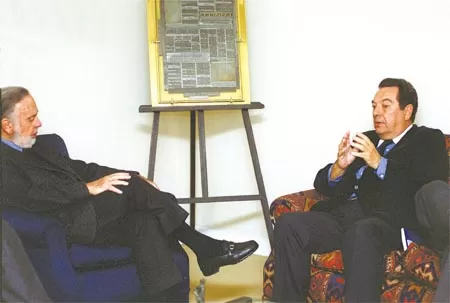 ABEL POSSE. El escritor con el director de LA GACETA Literaria, Daniel Alberto Dessein, durante su última visita a Tucumán, el 5 de mayo de 2001.