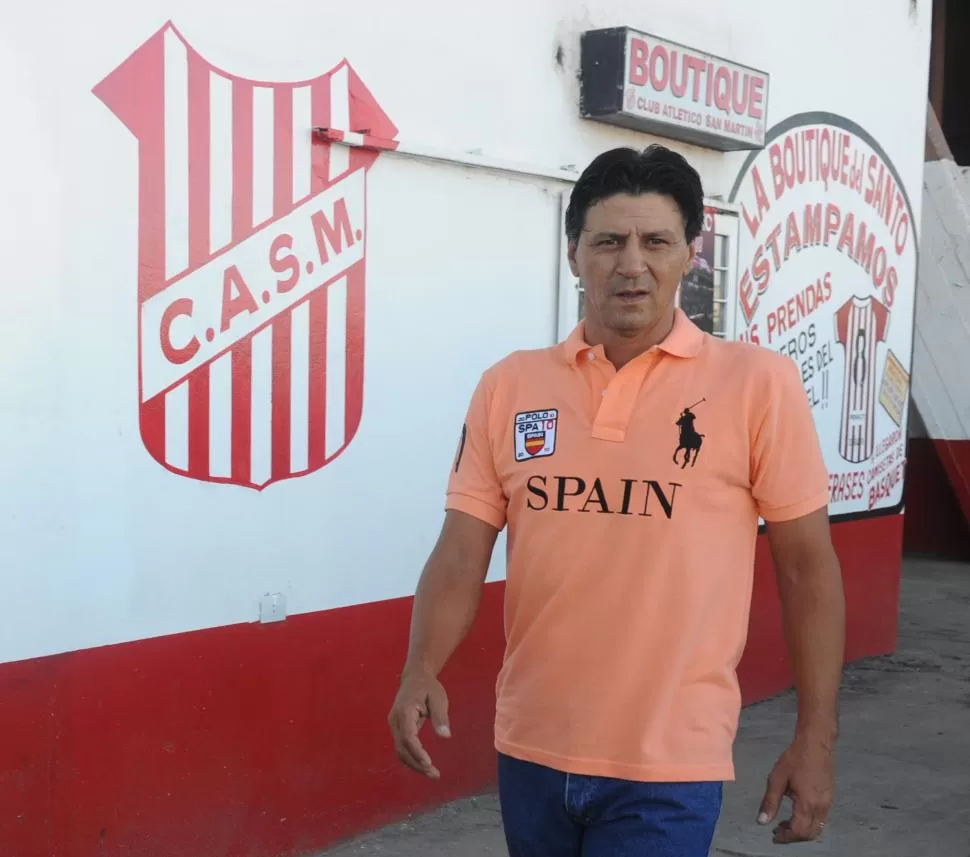 NO VA MÁS. Luego de los incidentes en Rafaela, Pedro Monzón fue a despedirse de los jugadores del santo. LA GACETA / FOTO DE ANTONIO FERRONI