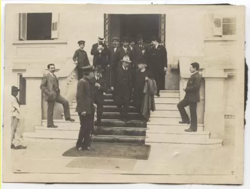 TEODORO ROOSEVELT EN TUCUMÁN. El ex presidente de Estados Unidos, con sombrero claro, saliendo del Savoy Hotel, en 1913. LA GACETA / ARCHIVO