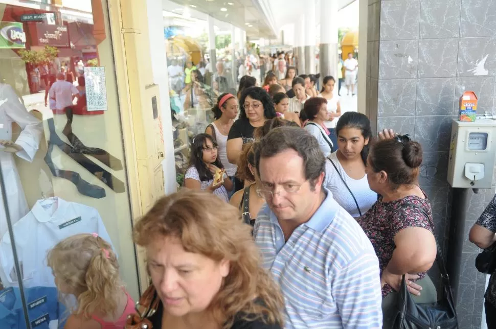 LAS FILAS SON INTERMINABLES. Desde temprano y hasta muy tarde los padres formaron fila en las tiendas de venta de uniformes escolares. LA GACETA / FOTOS DE FRANCO VERA