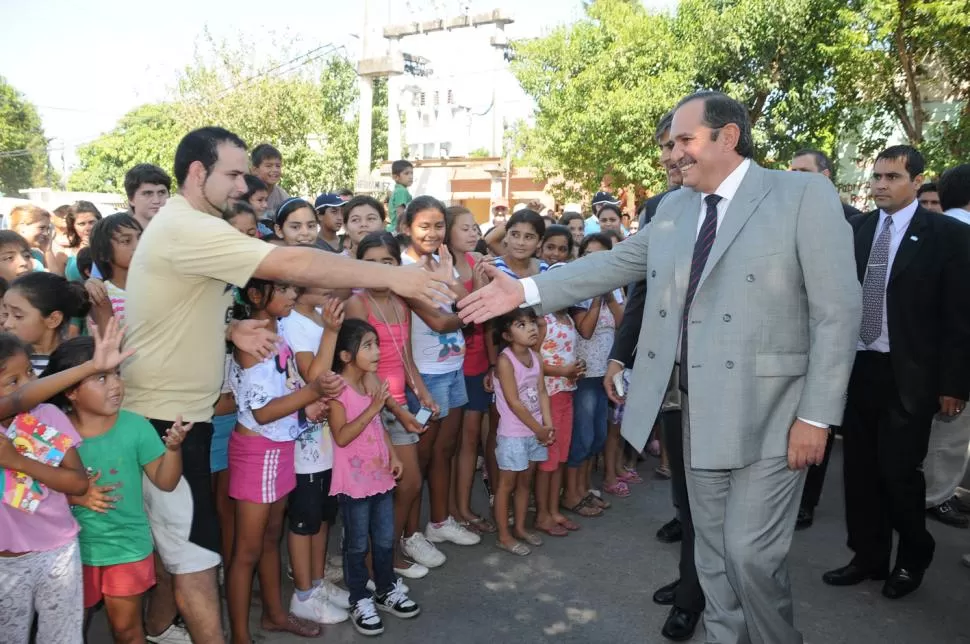 EJERCICIO DIARIO. Alperovich recorre obras y aprovecha para destacar los asuntos de su gestión. PRENSA Y DIFUSION