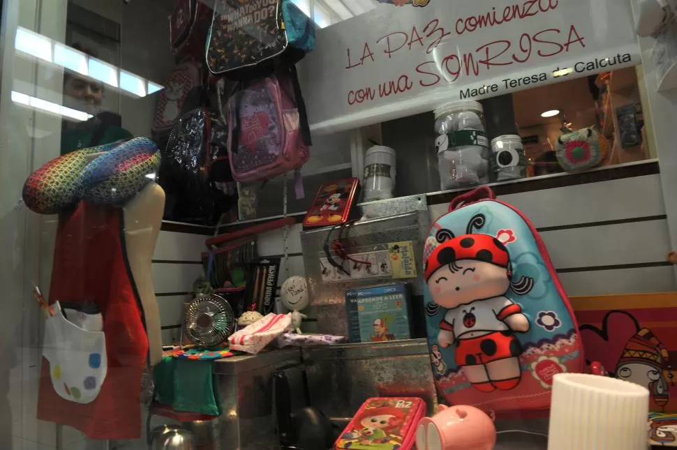 LINDA PERO COSTOSA. Esta mochila de autor viene con una lunchera.