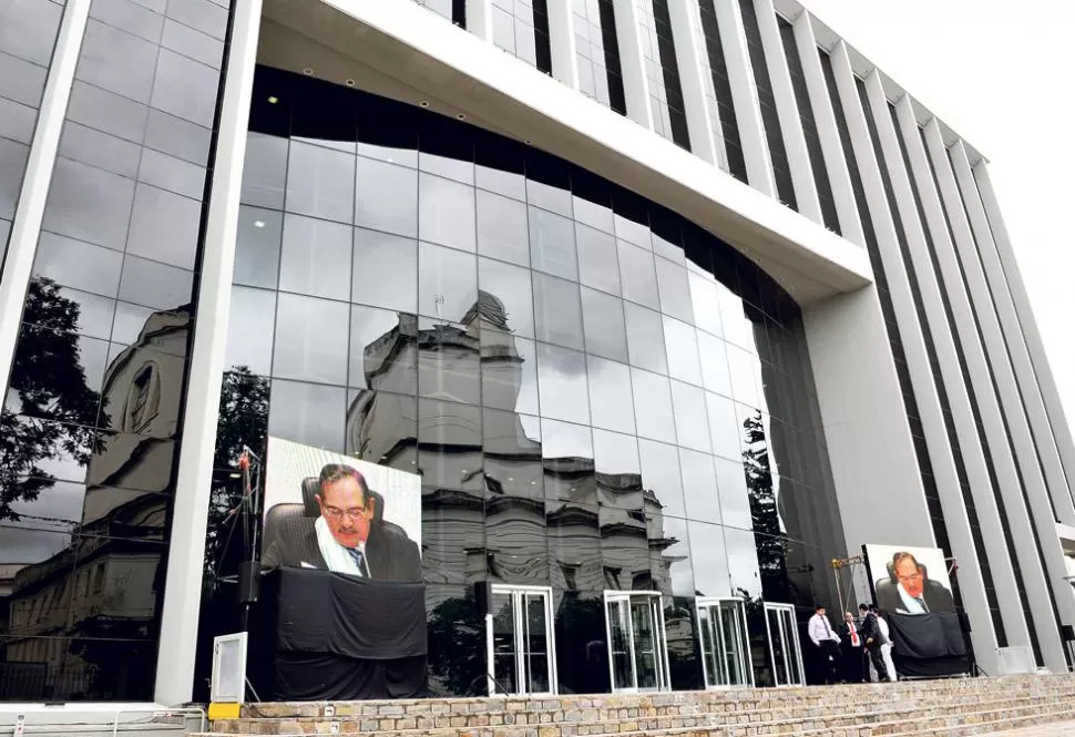 EN TODOS LADOS. El discurso del mandatario provincial pudo seguirse desde varias pantallas dispuestas fuera y dentro del edificio de la nueva Legislatura. LA GACETA / FOTO DE JORGE OLMOS SGROSSO