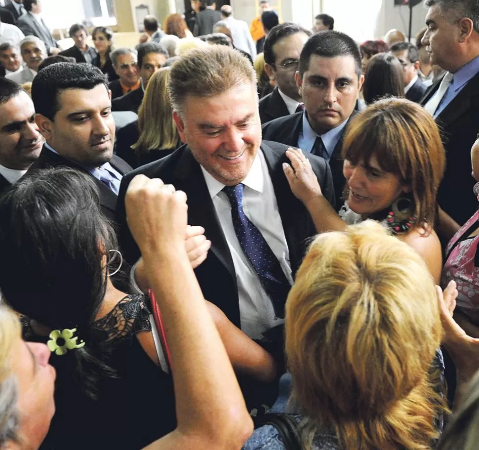 SUS SEGUIDORAS. Amaya fue interceptado antes de ingresar al Concejo. LA GACETA / FOTO DE FRANCO VERA