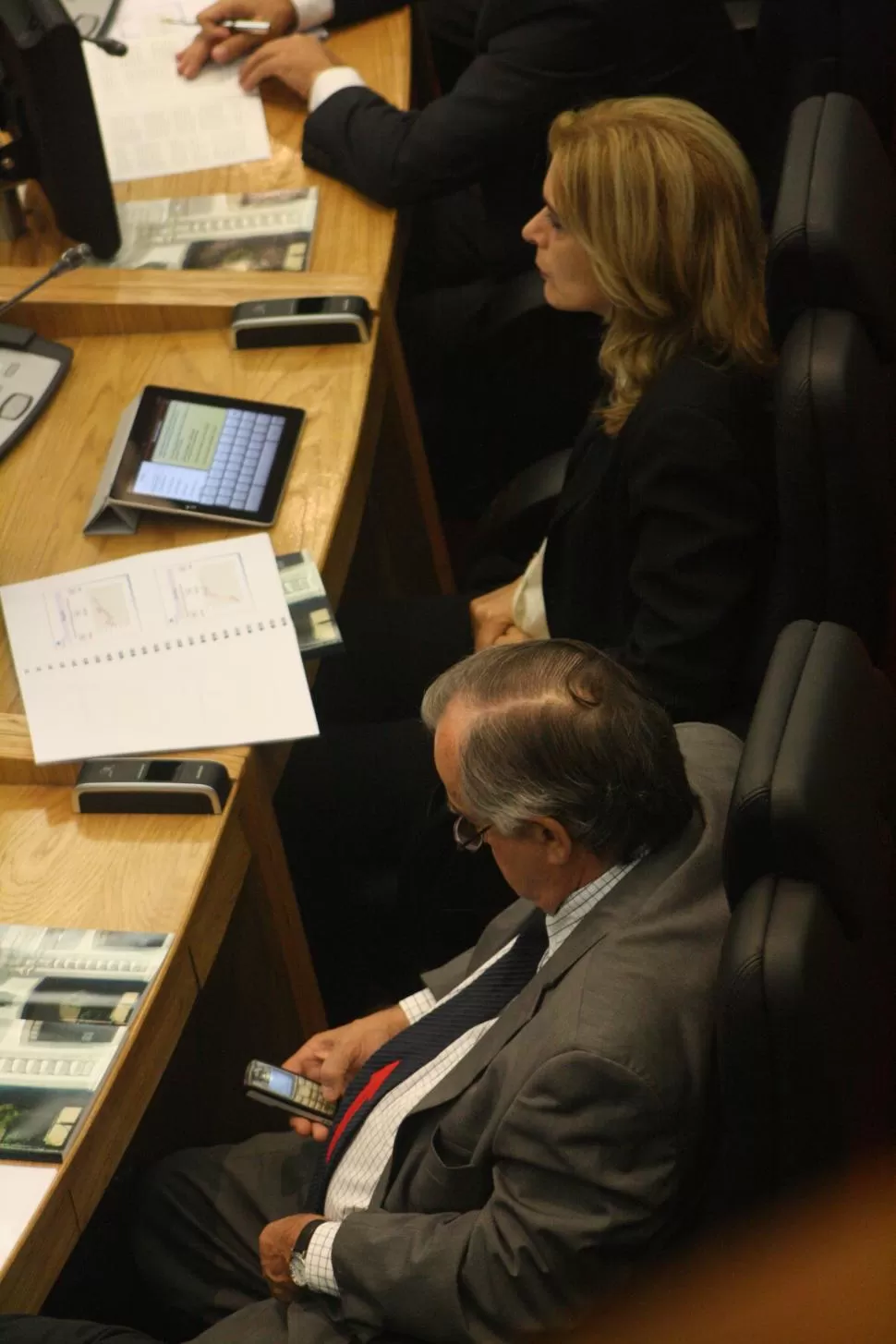 DETALLES. La corbata con flecha de José Páez y la tableta de Elías de Pérez. LA GACETA / FOTOS DE JORGE OLMOS SGROSSO - EZEQUIEL LAZARTE