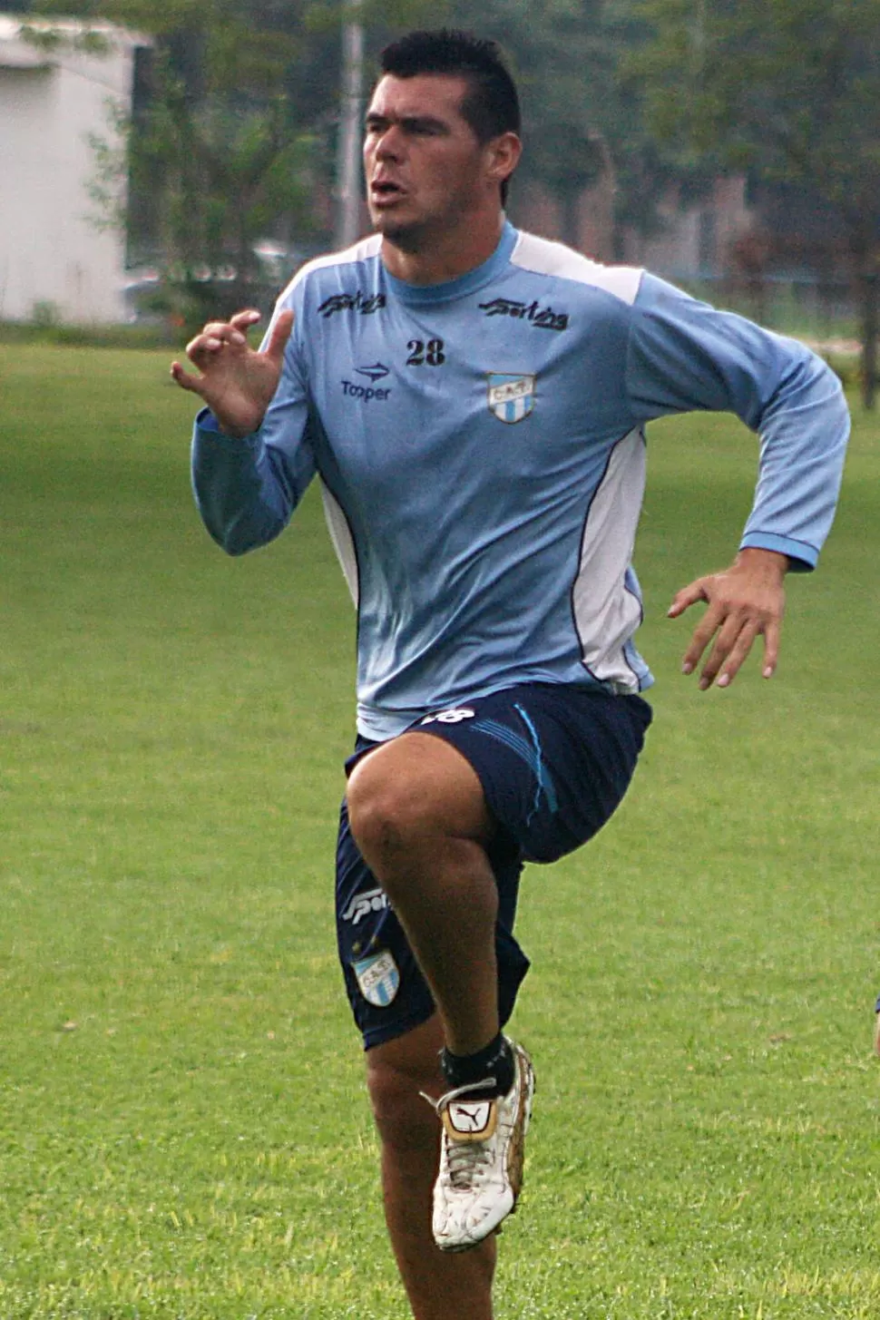 ESTÁ LISTO. El paraguayo cumplió una fecha de suspensión y ocupará el sector derecho de la zaga decana. LA GACETA / FOTO DE EZEQUIEL LAZARTE