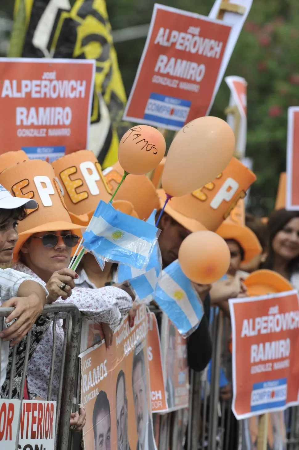 COLOR. Afuera del edificio se vio cotillón; pero ningún cartel refería al ultra K La Cámpora. LA GACETA / FOTO DE JORGE OLMOS SGROSSO 