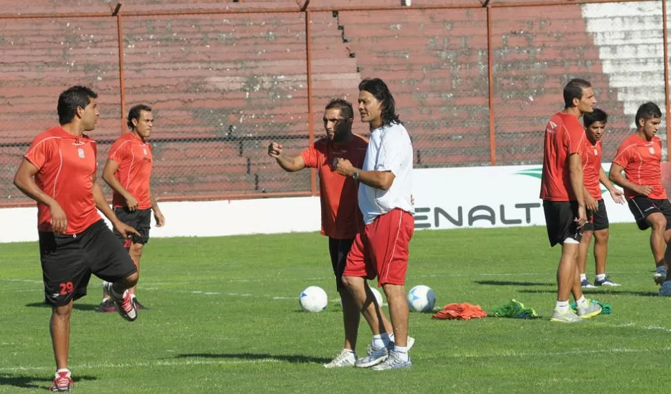 ESCUCHEN, QUE SABE. Ratón parece decirle algo a López, quien mira fijamente al Tigre, en su presentación. LA GACETA / FOTO DE HÉCTOR PERALTA