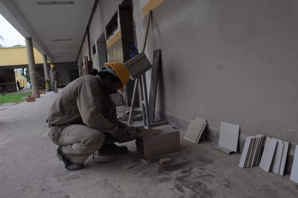 A DESTAJO. Los trabajos de mejoras en la escuela Patricias Argentinas aún no han concluido, por eso los alumnos no pudieron ayer entrar a clase en su regreso a las aulas. LA GACETA / FOTO DE ENRIQUE GALINDEZ