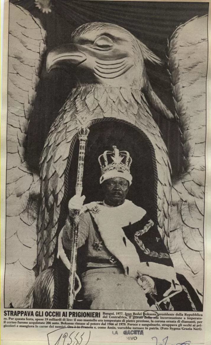 BOKASSA I. El líder del Imperio Centroafricano posa en su trono dorado en forma de águila.