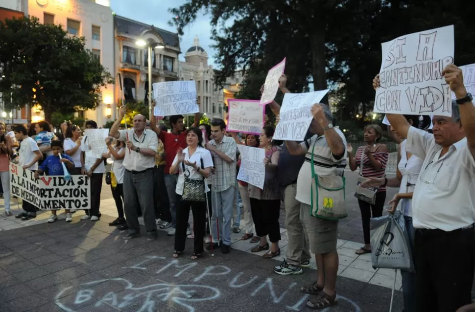 CALIDAD DE VIDA. Marcharon para reclamar por la falta de medicamentos. LA GACETA/FOTO DE ENRIQUE GALINDEZ