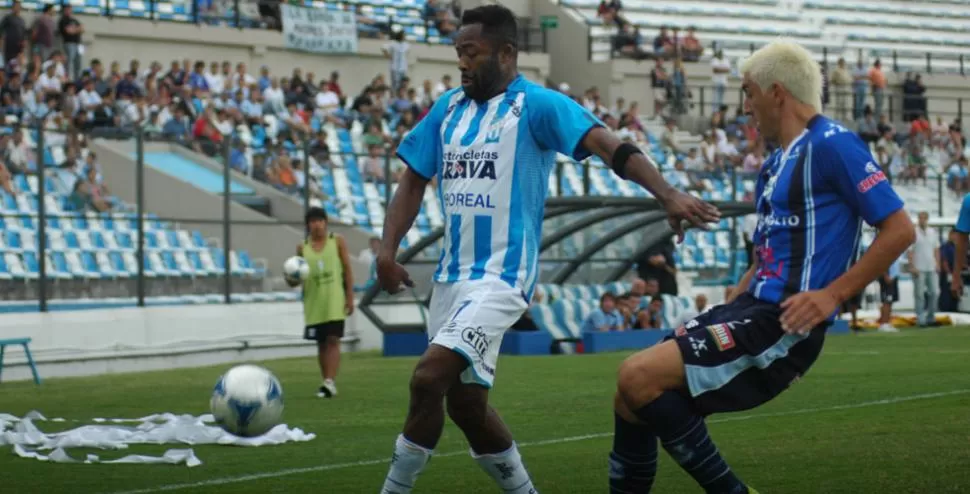 OPORTUNIDAD. Jairo Castillo se dio el gusto de convertir para Atlético. FOTO DE RONALDO DIAZ, ESPECIAL PARA LA GACETA.