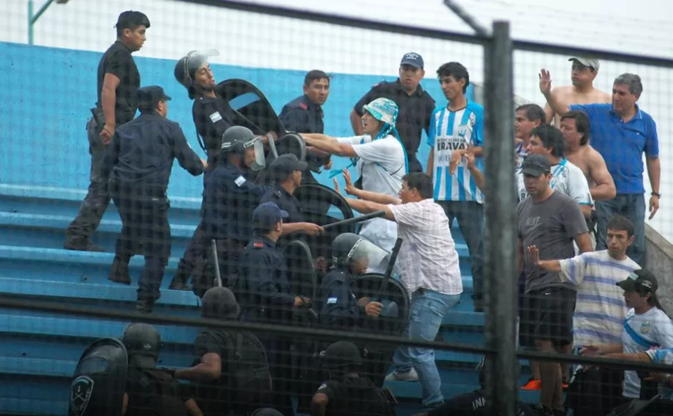 INCIDENTES. Los hinchas piden calma ante la Policía. FOTO DE ROLANDO DIAZ (ESPECIAL PARA LA GACETA)