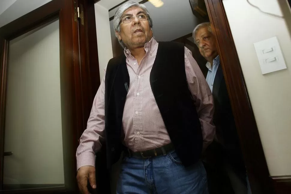 RESPUESTA. El líder sindical calificó de desagradable el mensaje de la Presidenta a los docentes. No se puede hablar así, enfatizó Moyano. AFP