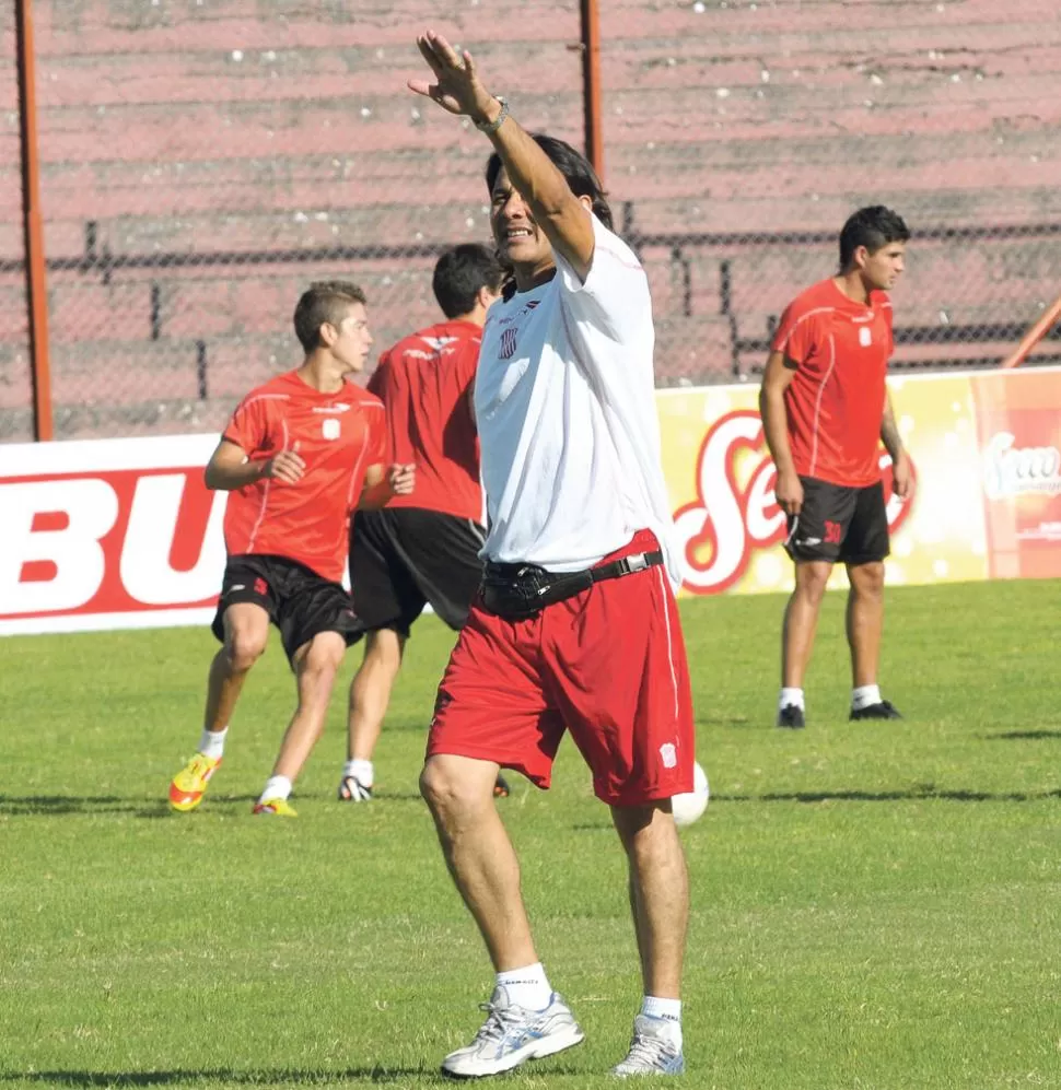 EL TÉCNICO SIGUE TODO DE CERCA. El Tigre Amaya dirigió su segundo entrenamiento y se mostró conforme. LA GACETA / FOTO DE HECTOR PERALTA