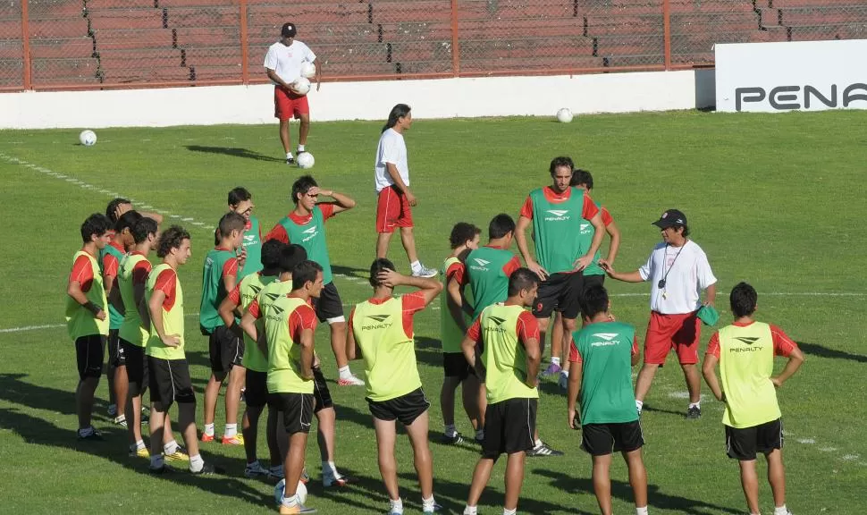 PUESTA A PUNTO EN LA CIUDADELA. Los jugadores del santo escuchan las indicaciones del preparador físico. LA GACETA / FOTO DE HéCTOR PERALTA