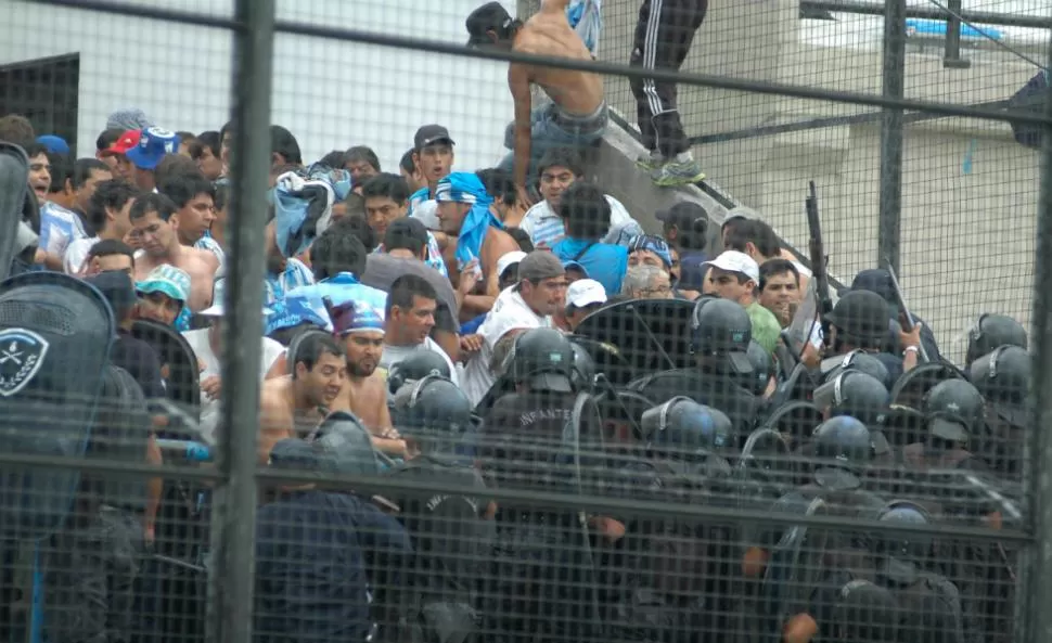 LA PASARON MAL. Los simpatizantes tucumanos fueron echados del estadio por la policía jujeña. FOTO DE ROLANDO DIAZ (ESPECIAL PARA LA GACETA)