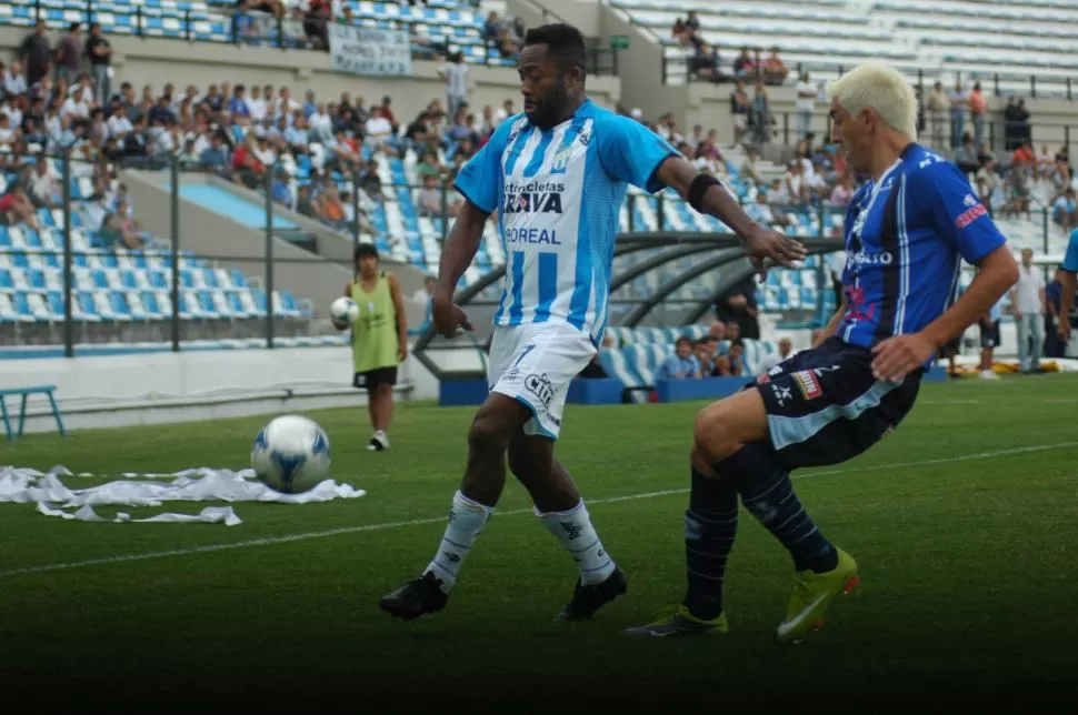 GANO YO. Páez, un histórico del decano, intenta marcar a Jairo Castillo, autor del 1 a 0. Luego, Satanás festejó el gol de Luna como propio.  FOTO DE ROLANDO DÍAZ (ESPECIAL PARA LA GACETA)