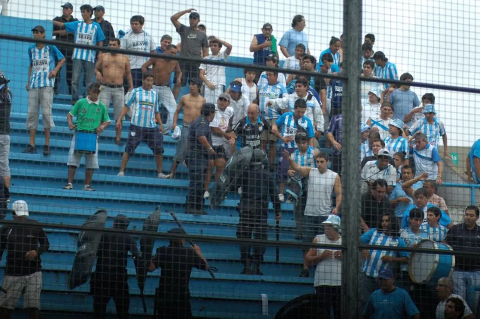 DE TERROR. La policía jujeña  pegó y después preguntó. Corrieron a los hinchas y los escoltaron hasta Palpalá. FOTO DE ROLANDO DÌAZ, ESPECIAL PARA LA GACETA.