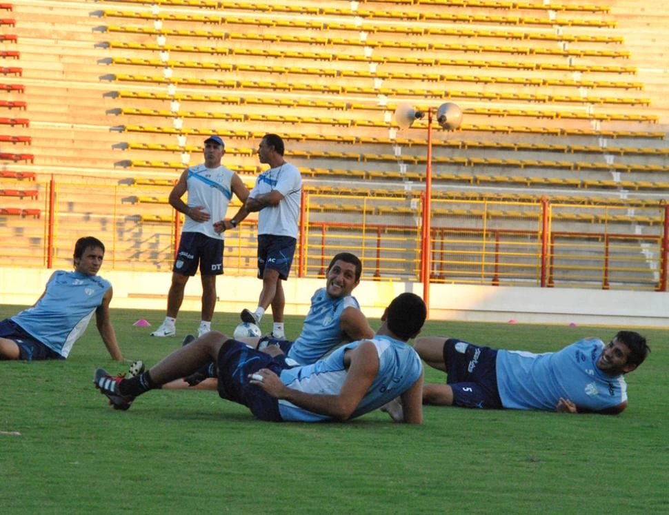 RELAJADOS. Barrado, Mosset y Longo, con la mirada de Llop y Gabrich, se distienden tras la práctica del plantel en el estadio de Sarmiento, en Resistencia.  	FOTO DE MIGUEL VALENZUELA (ESPECIAL PARA LA GACETA)  