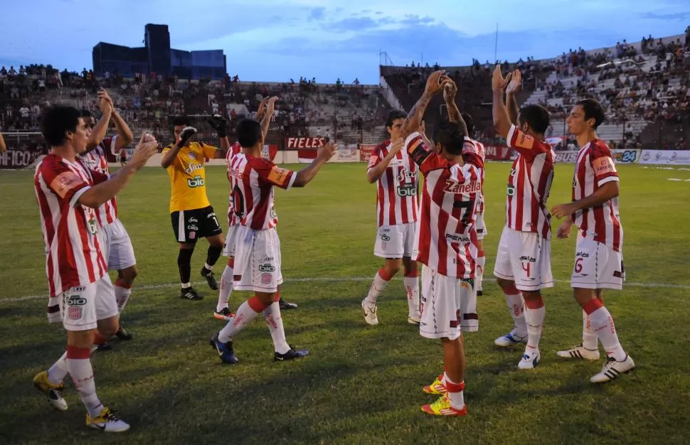 SE NECESITAN MUTUAMENTE. Los jugadores ven como imprescindible el apoyo que los hinchas y estos quieren un triunfo que les devuelva la ilusión. LA GACETA / FOTO DE ENRIQUE GALINDEZ