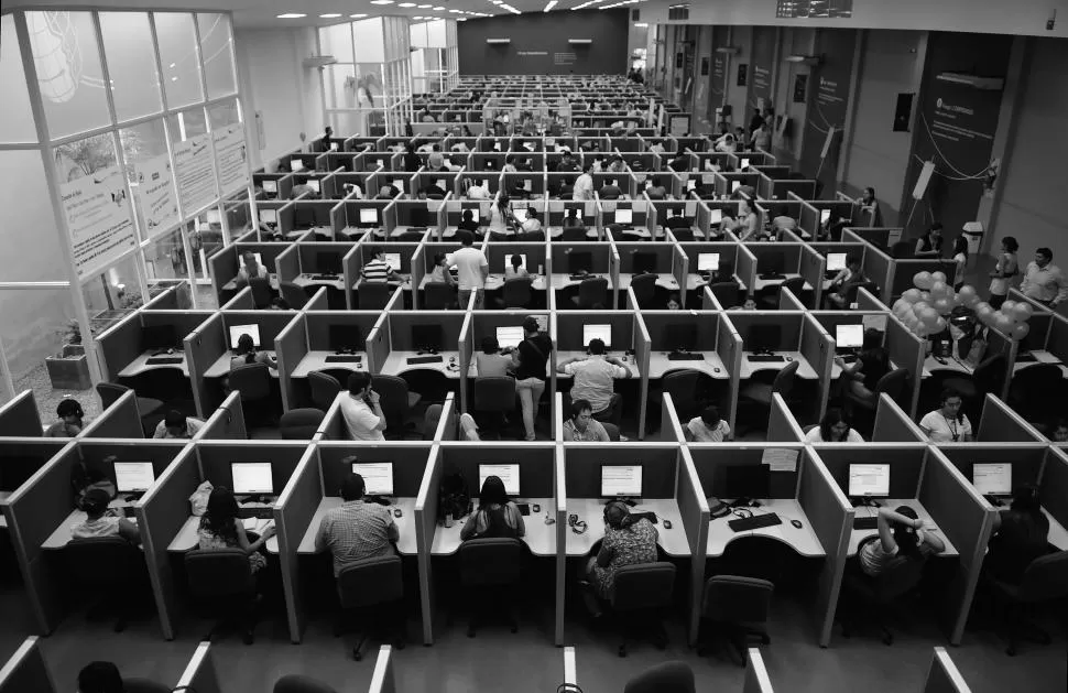 EN PLENA LABOR. Unos 6.000 jóvenes trabajan en call center en la provincia, respondiendo a diario consultas telefónicas o vendiendo servicios. LA GACETA / FOTO DE OSCAR FERRONATO