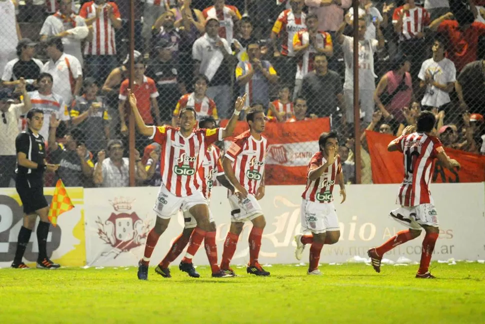 CHICO DE LA TAPA. Núñez fue la figura de la noche con los dos goles. Balvorín celebró el primero pero no tocó la pelota. LA GACETA / FOTO DE FRANCO VERA