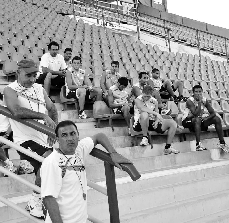 ESPECTADORES. Los jugadores tuvieron tiempo para sentarse en la platea.  	FOTO DE MIGUEL VALENZUELA (ESPECIAL PARA LA GACETA) 