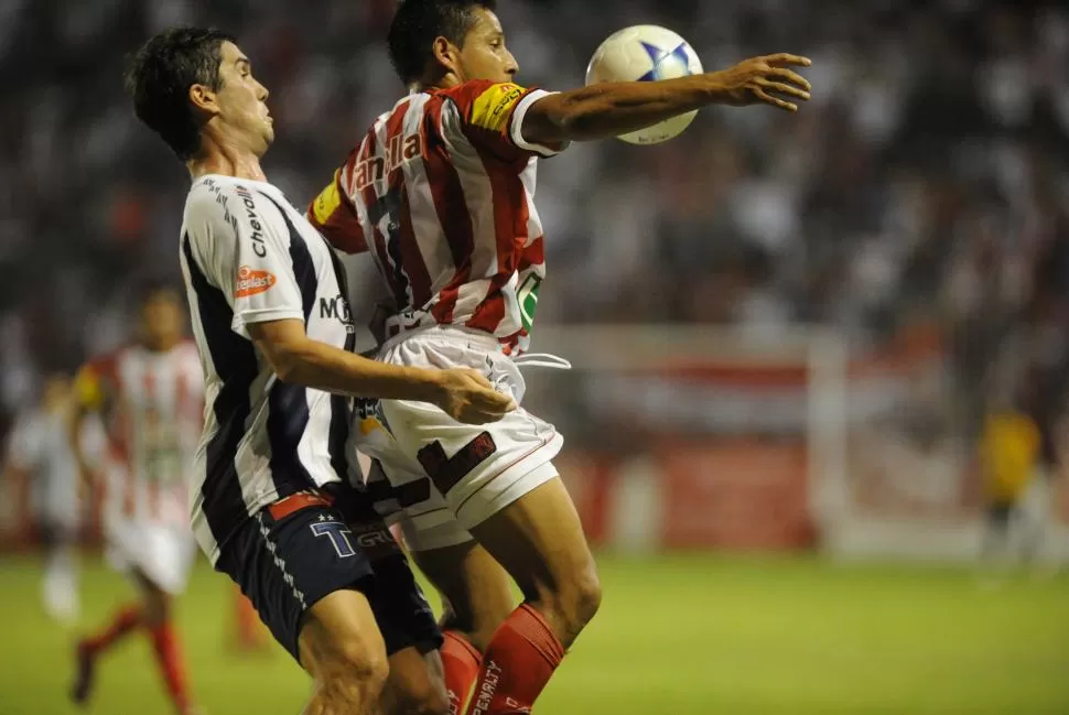 NIVI ESTUVO IMPLACABLE. Diego Núñez metió los dos tantos y fue una pesadilla para la defensa de Talleres.  LA GACETA / FOTO DE FRANCO VERA