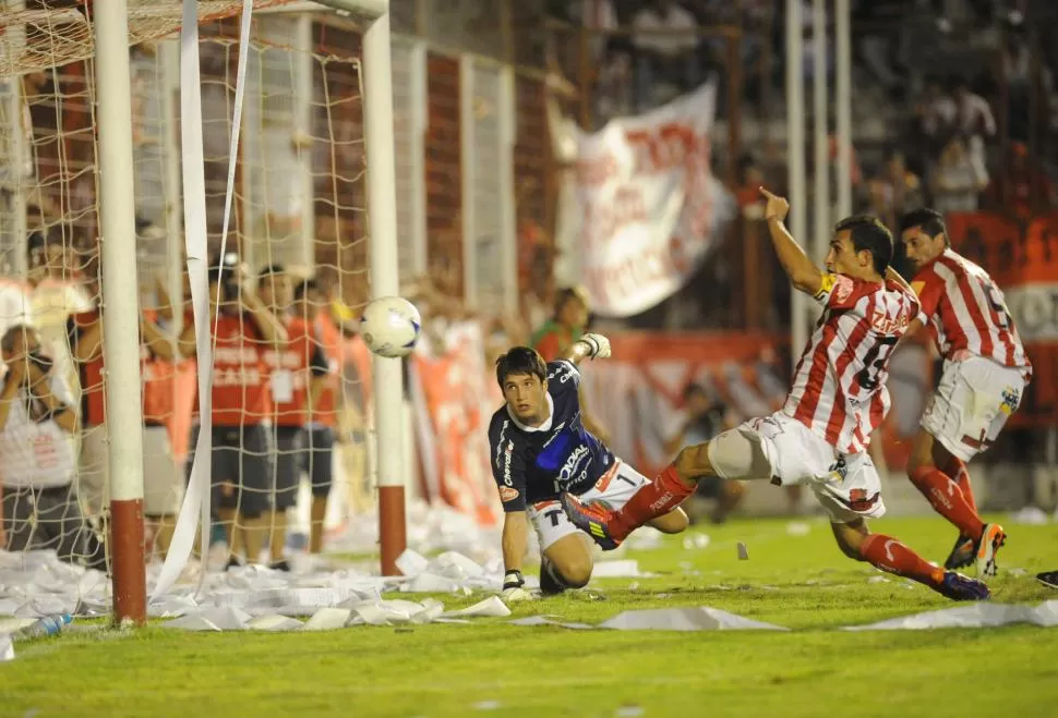 ¡GOL! Requena la observa, Loeschbor se esfuerza por tocarla, pero la pelota ya fue peinada por Núñez. Fue el 1-1. LA GACETA / FOTO DE FRANCO VERA