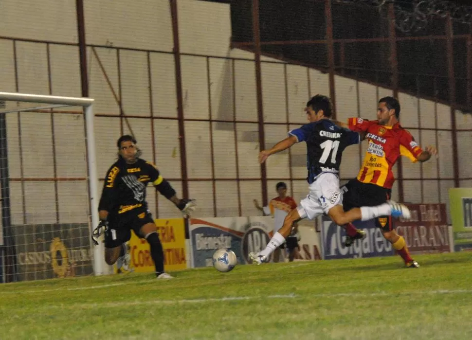 TAPA FUNDAMENTAL. Sebastián Longo remata, Gastón Sessa, se tapa. Era el primer minuto del partido.  MIIGUEL VALENZUELA (ESPECIAL PARA LA GACETA)
