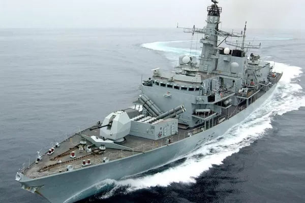 Perú canceló el permiso de visita de un buque militar de Inglaterra