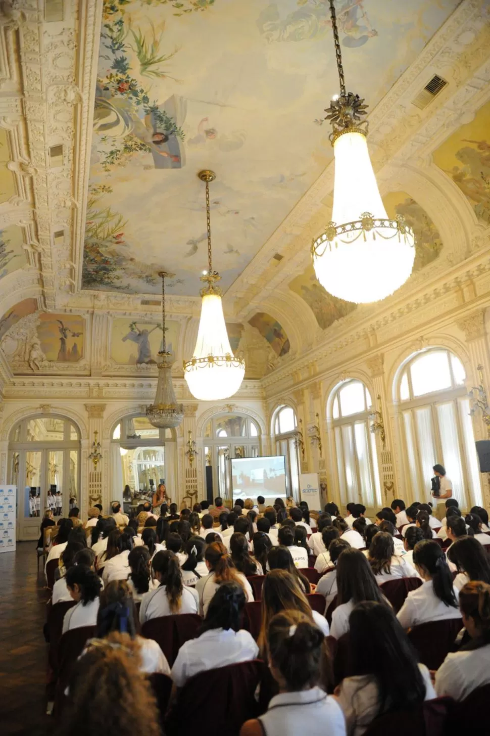 SEMBRANDO INTERÉS. Cientos de chicas escuchan la apasionada exposición de la ingeniera Hadad Salomón. LA GACETA/ FOTO DE FRANCO VERA.