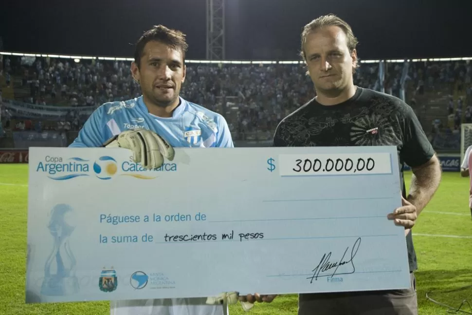 PREMIO. Esteban Dei Rossi con el cheque que ganaron los decanos. 