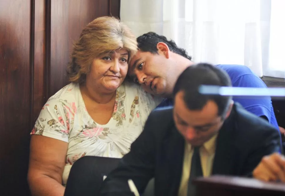 CONSUELO. La mujer pasó la noche en la Brigada femenina. Esta mañana, durante la audiencia, uno de sus hijos se recostó en sus hombros. LA GACETA/FOTO DE JORGE OLMOS SGROSSO