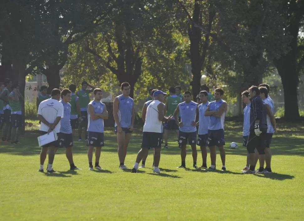 TRATA DE MOTIVAR A SUS HOMBRES. Llop habló largo y tendido con los 11 que desafiarán a Italiano esta tarde y también con los que tuvieron que salir del equipo por cuestiones tácticas LA GACETA / FOTO DE JORGE OLMOS SGROSSO