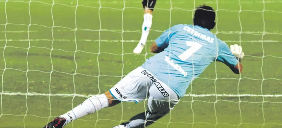 EL UNO. Dei Rossi le ganó el duelo a su colega Anconetani. Fue el cuarto penal. FOTO DE MARIO QUIROGA (ESPECIAL PARA LA GACETA)