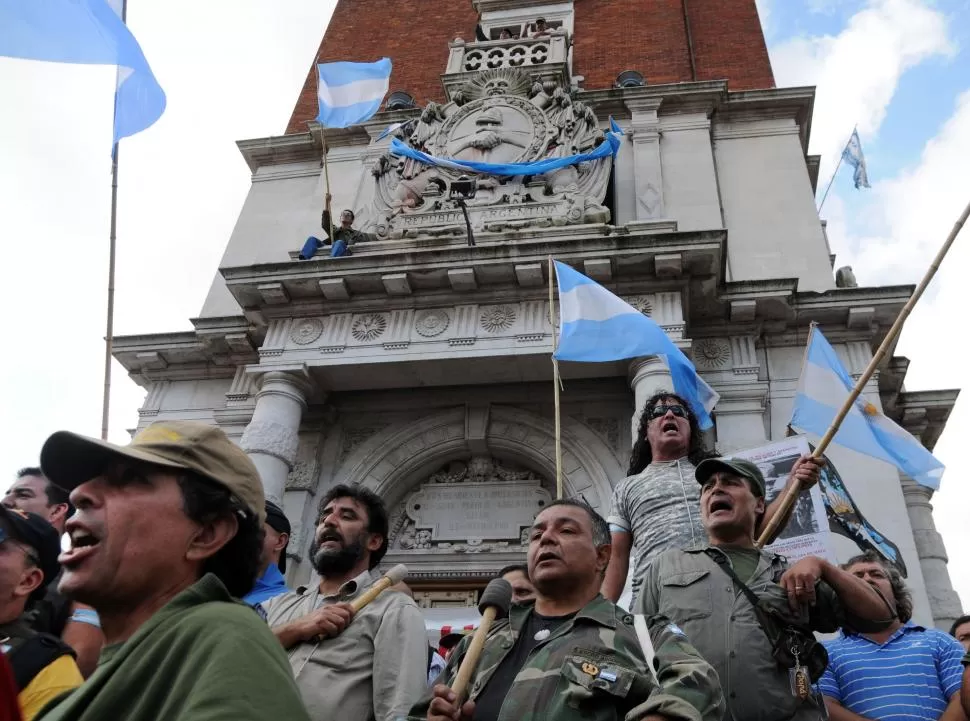 BARRIO DE RETIRO. Un grupo de ex soldados, que reclaman ser reconocidos como veteranos de guerra, ocuparon ayer la Torre de los Ingleses. NA