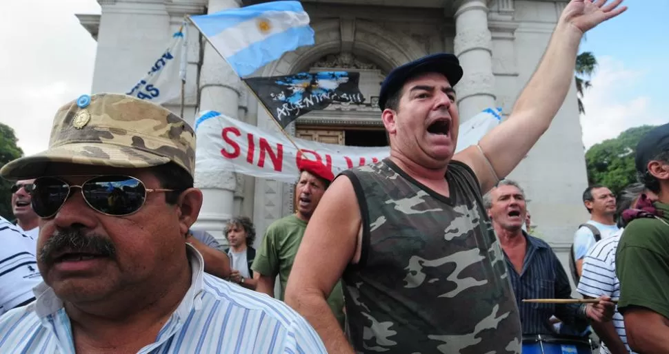 EL FERVOR DE SIEMPRE. Desde distintos puntos del país, agrupaciones de ex combatientes llegarán a Ushuaia para el acto central por Malvinas. DyN