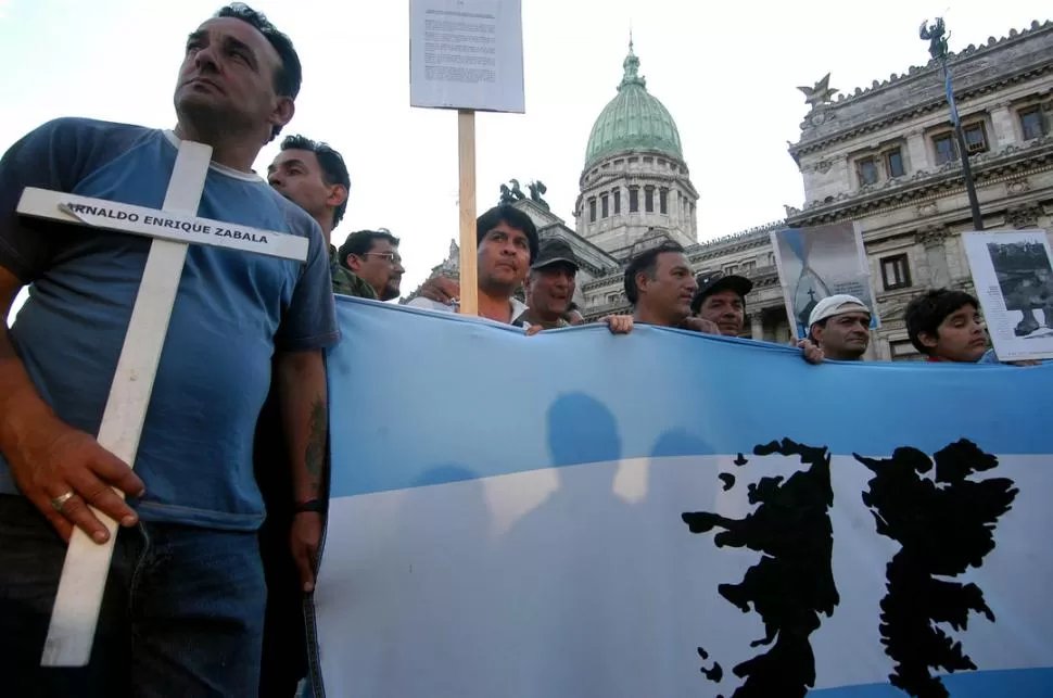 MARCHA EN EL CONGRESO. La semana pasada, un grupo de ex conscriptos que no llegaron a batallar en las islas marchó para reclamar ayuda estatal. DYN