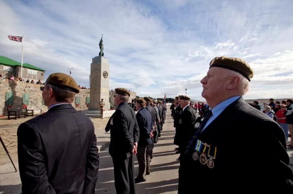 VETERANOS. Las autoridades malvinenses distinguieron a pobladores que colaboraron con la resistencia a las fueras argentinas. FOTO TOMADA DE LANACION.COM