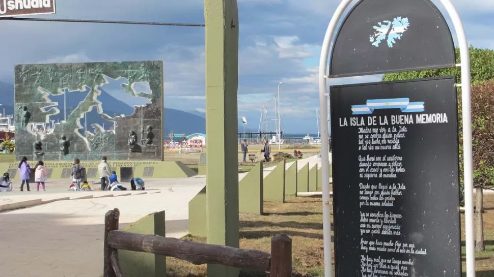 ACTO CENTRAL. En Ushuaia se prepararon para recordar a los caídos. TELAM