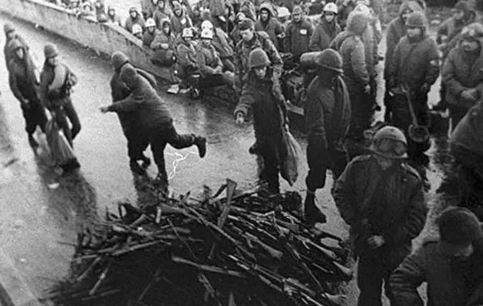 EL FINAL DEL CONFLICTO. Las tropas argentinas entregaron las armas luego de firmada la rendición. DyN