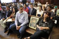 Marita tenía pollera negra, zapatillas rojas y remera de Damas Gratis